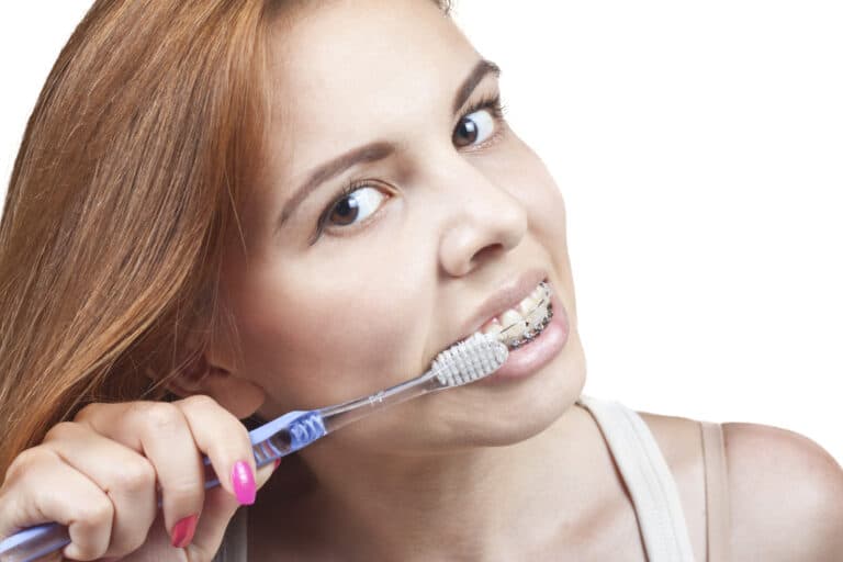 Zähne richtig putzen mit Zahnspange
